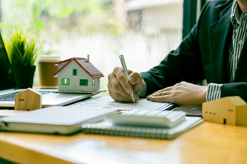 istockphoto-1368131578-170667a CORRETOR