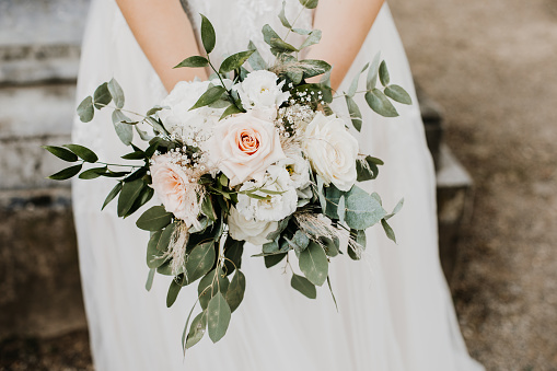 close up of bride holding bunch of flowers vintage style regime de bens